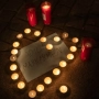 Varias personas dejan velas y mensajes por Maricarmen, frente al Congreso de los Diputados, a 7 de octubre de 2026. Fernando Sánchez / Europa Press