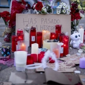 EuropaPress 7828179 flores velas homenaje maricarmen abascal acampada vivienda puerta sol