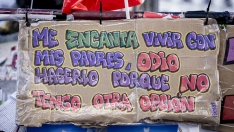 EuropaPress 7828171 pancarta lema me encanta vivir padres odio hacerlo porque no tengo otra