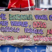 Pancarta con lema 'Me encanta vivir con mis padres, odio hacerlo porque no tengo otra opción' durante la acampada por la vivienda, en la Puerta del Sol. A. Pérez Meca / Europa Press