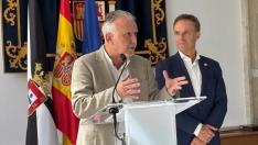 El ministro de Política Territorial y Memoria Democrática, Ángel Víctor Torres (i), ofrece una rueda de prensa junto al delegado del Gobierno en Ceuta, David de la Encina (d), tras presidir una nueva reunión del Comité de Situación de la ciudad autónoma, a 8 de octubre de 2026, en Madrid (España). Gabriela Sardá Núñez / Europa Press.