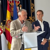 El ministro de Política Territorial y Memoria Democrática, Ángel Víctor Torres (i), ofrece una rueda de prensa junto al delegado del Gobierno en Ceuta, David de la Encina (d), tras presidir una nueva reunión del Comité de Situación de la ciudad autónoma, a 8 de octubre de 2026, en Madrid (España). Gabriela Sardá Núñez / Europa Press.