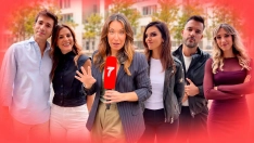 Presentadores en la ciudad con micrófono rojo