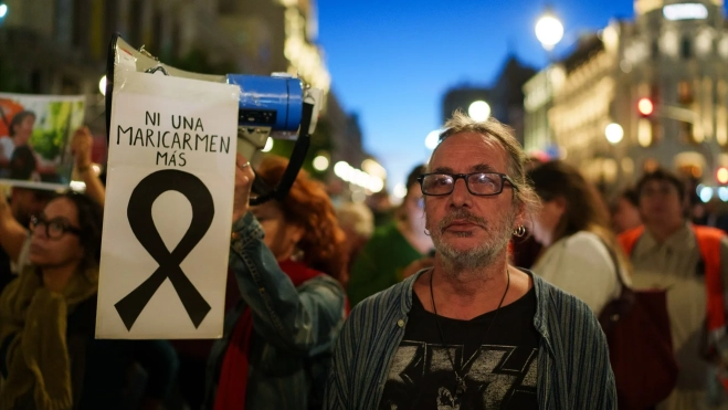 Decenas de personas muestran carteles durante la manifestación ‘Hasta Siempre, Maricarmen’, desde la Puerta del Sol hasta la vivienda de Maricarmen. Matias Chiofalo / Europa Press Decenas de personas muestran carteles durante la manifestación ‘Hasta Siempre, Maricarmen’, desde la Puerta del Sol hasta la vivienda de Maricarmen. Matias Chiofalo / Europa Press