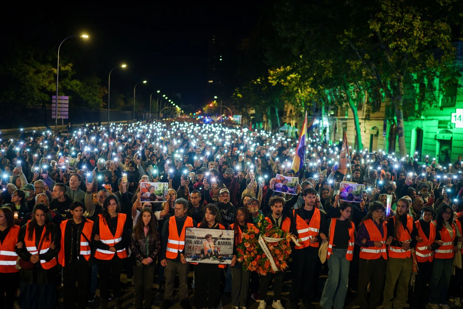 Cientos de personas con luces y velas durante la manifestación ‘Hasta Siempre, Maricarmen’, que recorrió anoche Madrid desde la Puerta del Sol hasta la vivienda de Maricarmen. Matias Chiofalo / Europa Press