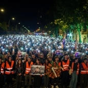 Cientos de personas con luces y velas durante la manifestación ‘Hasta Siempre, Maricarmen’, que recorrió anoche Madrid desde la Puerta del Sol hasta la vivienda de Maricarmen. Matias Chiofalo / Europa Press