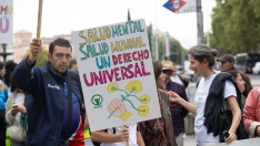 EuropaPress 7817490 varias personas sostienen pancarta lema salud mental salud mundial derecho