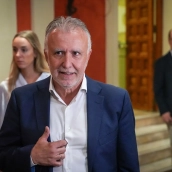 El ministro de Política Territorial y Memoria Democrática, Ángel Víctor Torres, atiende a los medios de comunicación. María José López / Europa Press.
