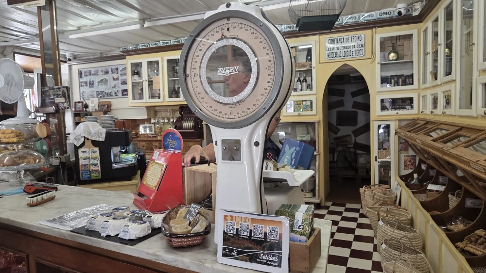 Cien años cumple este 2026 Mercearia Confiança de Troino. Con mobiliario, utensilios y hasta productos originales la tienda es una especie de museo en que comprar productos típicos Cien años cumple este 2026 Mercearia Confiança de Troino. Con mobiliario, utensilios y hasta productos originales la tienda es una especie de museo en que comprar productos típicos