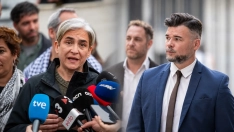Rueda de prensa entre micrófonos y miradas