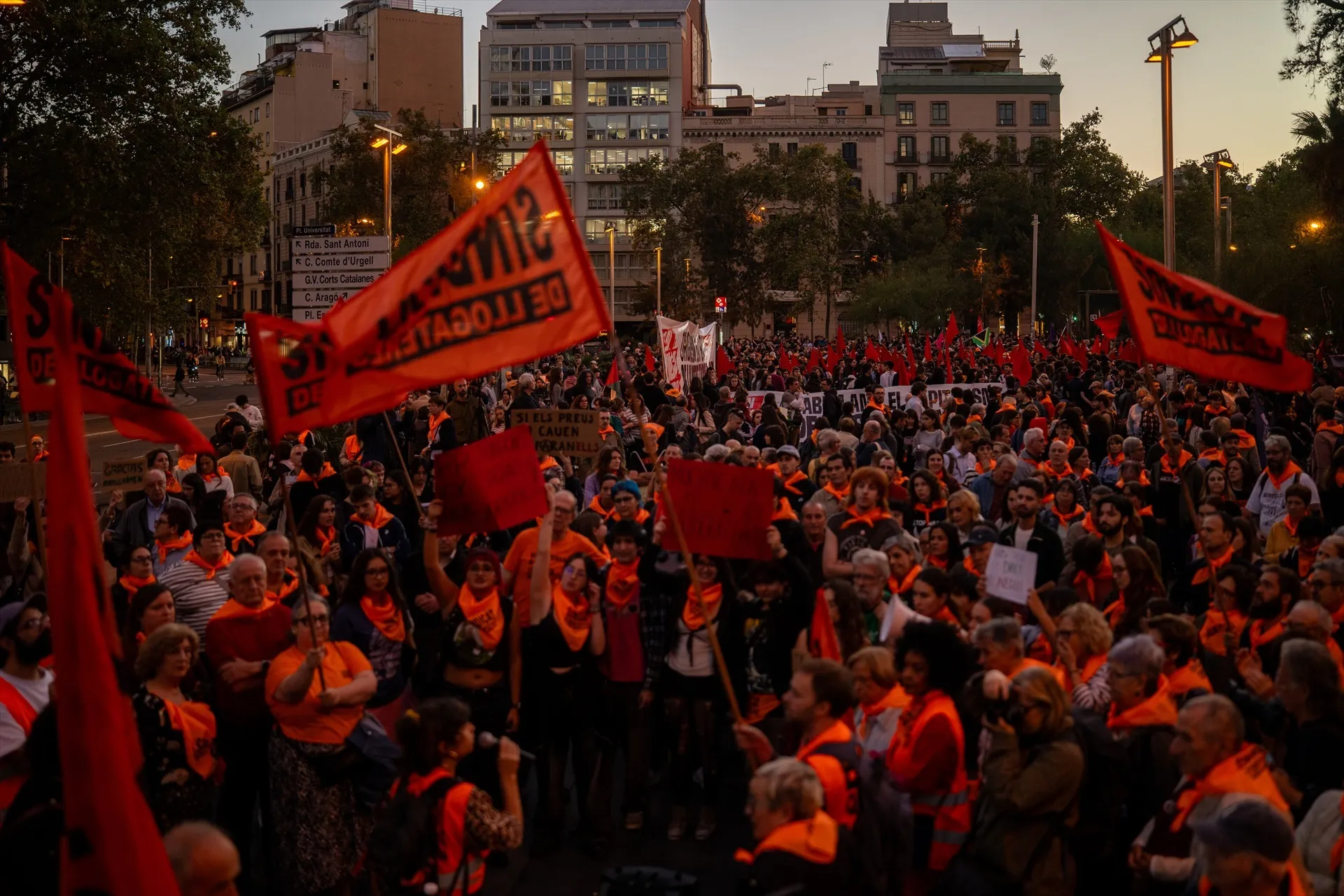 Cientos de personas durante una concentración organizada por el Sindicat de Llogateres, el Sindicat d’Habitatge Socialista de Catalunya y la Coshac ‘Per l’Olga i la Maricarmen: El negoci de l’habitatge mata!’, en Barcelona. Lorena Sopêna / Europa Press Cientos de personas durante una concentración organizada por el Sindicat de Llogateres, el Sindicat d’Habitatge Socialista de Catalunya y la Coshac ‘Per l’Olga i la Maricarmen: El negoci de l’habitatge mata!’, en Barcelona. Lorena Sopêna / Europa Press