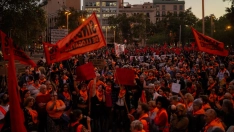 Cientos de personas durante una concentración organizada por el Sindicat de Llogateres, el Sindicat d’Habitatge Socialista de Catalunya y la Coshac ‘Per l’Olga i la Maricarmen: El negoci de l’habitatge mata!’, en Barcelona. Lorena Sopêna / Europa Press