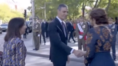 Momento en el que Pedro Sánchez y Ayuso se saludan con palmaria tensión