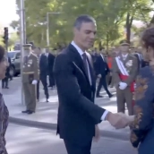Momento en el que Pedro Sánchez y Ayuso se saludan con palmaria tensión
