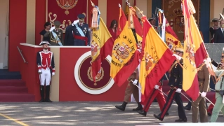 La Princesa Leonor; el Rey Felipe VI; la Reina Letizia y la Infanta Sofía, durante el acto solemne de homenaje a la bandera nacional y desfile militar por el 12 de octubre La Princesa Leonor; el Rey Felipe VI; la Reina Letizia y la Infanta Sofía, durante el acto solemne de homenaje a la bandera nacional y desfile militar por el 12 de octubre