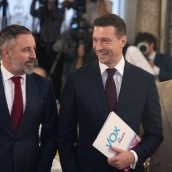 El presidente de Agrupación Nacional (Rassemblement National) y del Grupo de los Patriotas por Europa en el Parlamento Europeo, Jordan Bardella, presentado por el presidente de Vox y de Patriotas, Santiago Abascal. Eduardo Parra / Europa Press