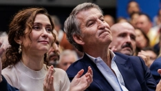 La presidenta de la Comunidad de Madrid, Isabel Díaz Ayuso, el presidente del Partido Popular, Alberto Núñez Feijóo.  Carlos Luján / Europa Press