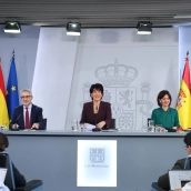 El ministro de Hacienda, Arcadi España; la ministra de Inclusión, Seguridad Social y Migraciones y portavoz del Gobierno, Elma Saiz; y la ministra de Juventud e Infancia, Sira Rego, en rueda de prensa este martes tras el Consejo de Ministros. Pool Moncloa/Sandra Armada