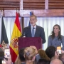 Los Reyes Felipe VI y Letizia durante un encuentro con una representación de la sociedad ceutí. Marcos Moreno / Europa Press