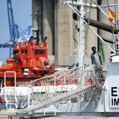 Una persona a bordo del Aita Mari, antes de un encuentro con la la asociación Salvamento Marítimo Humanitario. David de Haro / Europa Press