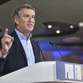El presidente del Partido Popular, Alberto Núñez Feijóo, interviene en un acto junto al presidente del PP de Aragón, Jorge Azcón, y el presidente del PP de Huesca, Isaac Claver, a 13 de octubre de 2026, en Huesca, Aragón (España). Verónica Lacasa / Europa Press
