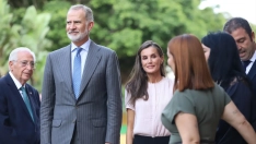 EuropaPress 7845154 reyes felipe vi letizia visita colegio educacion infantil primaria pintor