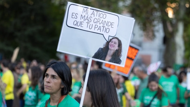 Un cartel contra la presidenta Ayuso en la manifestación por la educación pública en Madrid. Jesús Hellín / Europa Press Un cartel contra la presidenta Ayuso en la manifestación por la educación pública en Madrid. Jesús Hellín / Europa Press