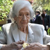 Ana María Matute recibiendo el Premio Cervantes