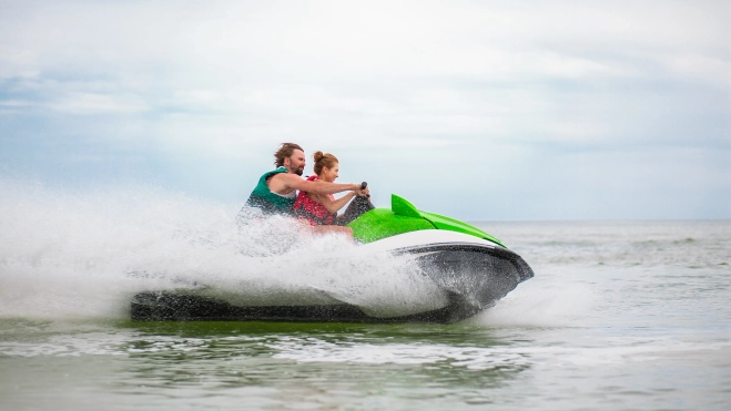 Una pareja en moto acuática por el mar. Fuente: Marymarkevich en Magnific. Una pareja en moto acuática por el mar. Fuente: Marymarkevich en Magnific.