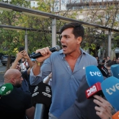 El agitador ultra Vito Quiles durante su encuentro ‘Mafia o Patria’, en el Parque Yamaguchi, Pamplona. Eduardo Sanz / Europa Press