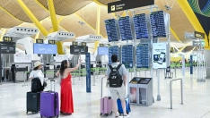 EuropaPress 7707243 varios viajeros consultan paneles informativos vuelos t4 agosto 2026 madrid