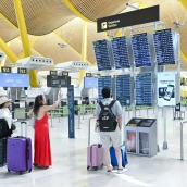 EuropaPress 7707243 varios viajeros consultan paneles informativos vuelos t4 agosto 2026 madrid