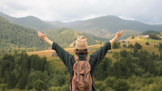 Una joven disfrutando de su escapada por la montaña Una joven disfrutando de su escapada por la montaña