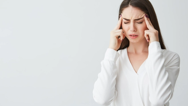 Una mujer con dolores de cabeza Una mujer con dolores de cabeza