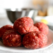 Albóndigas en proceso de elaboración