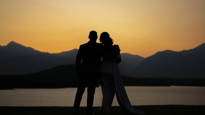 Una pareja viendo el atardecer Una pareja viendo el atardecer
