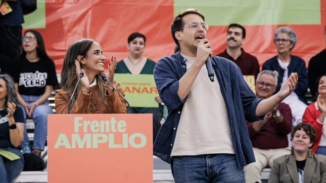 La diputada de Sumar Tesh Sidi (i) y el líder de Chunta Aragonesista, Jorge Pueyo (d), durante el acto de presentación del Frente Amplio a las elecciones generales del 29N. Carlos Luján / Europa Press La diputada de Sumar Tesh Sidi (i) y el líder de Chunta Aragonesista, Jorge Pueyo (d), durante el acto de presentación del Frente Amplio a las elecciones generales del 29N. Carlos Luján / Europa Press