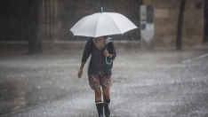 EuropaPress 5440444 persona camina paraguas lluvia 15 septiembre 2023 valencia comunidad