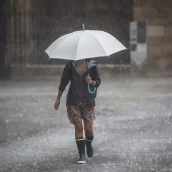 EuropaPress 5440444 persona camina paraguas lluvia 15 septiembre 2023 valencia comunidad EuropaPress 5440444 persona camina paraguas lluvia 15 septiembre 2023 valencia comunidad