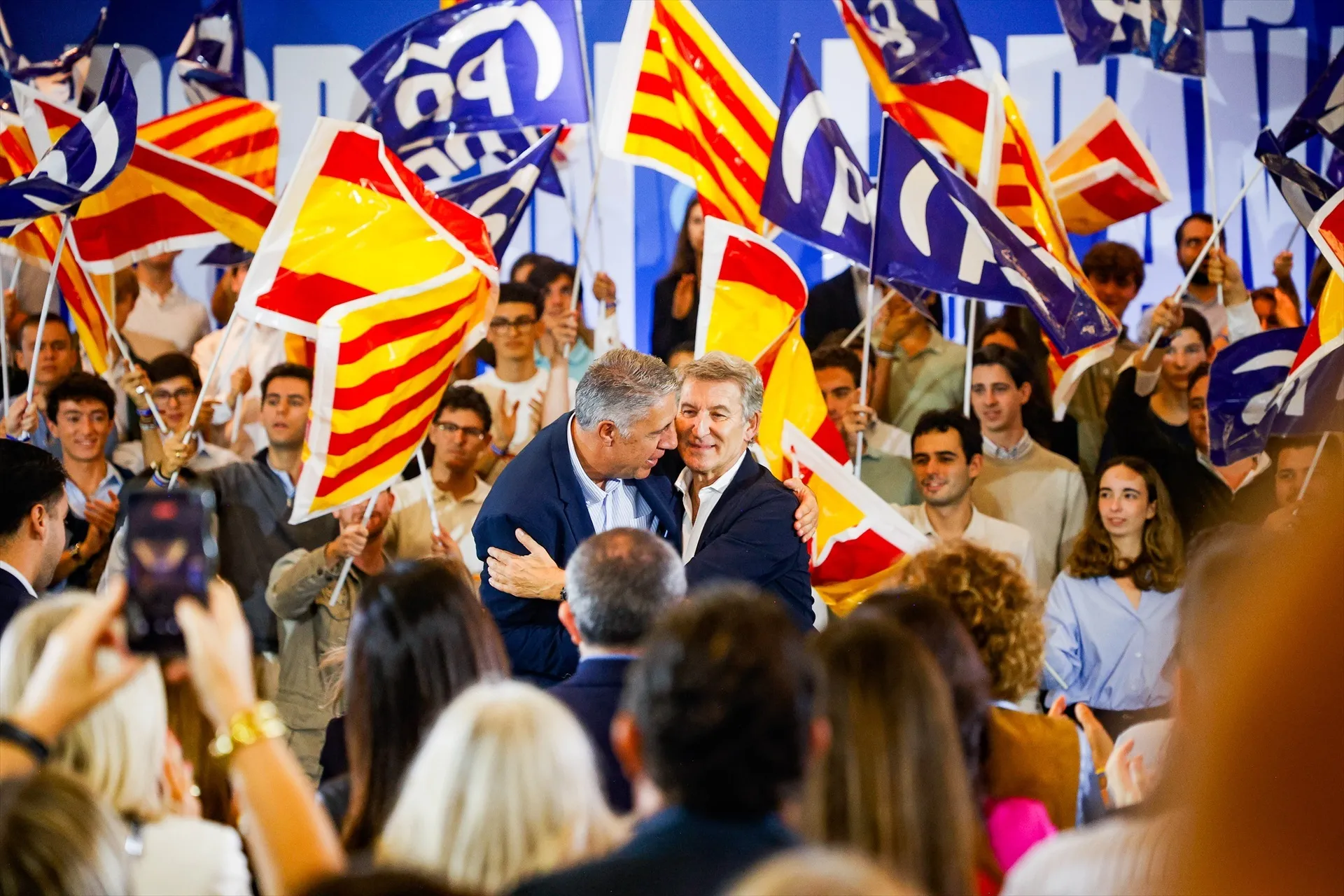 EuropaPress 7853095 presidente partido popular alberto nunez feijoo alcalde badalona xavier