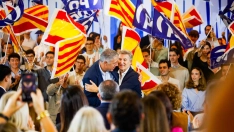 EuropaPress 7853095 presidente partido popular alberto nunez feijoo alcalde badalona xavier