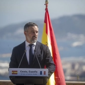 El presidente de Vox, Santiago Abascal, atiende a los medios en el Mirador Isabel II. Fuente: Marcos Moreno / Europa Press.