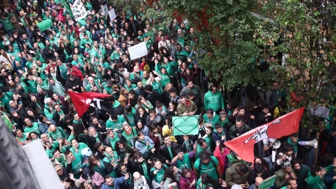Decenas de personas durante una concentración con motivo de la huelga indefinida de educación. Eduardo Parra / Europa Press