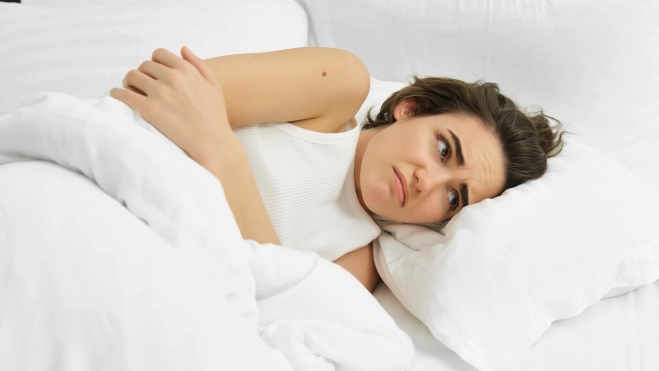 Una chica intentando dormir por el cambio de horario. Una chica intentando dormir por el cambio de horario.
