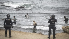 EuropaPress 7820578 agentes policia nacional intervienen proceso desalojo embolsamiento