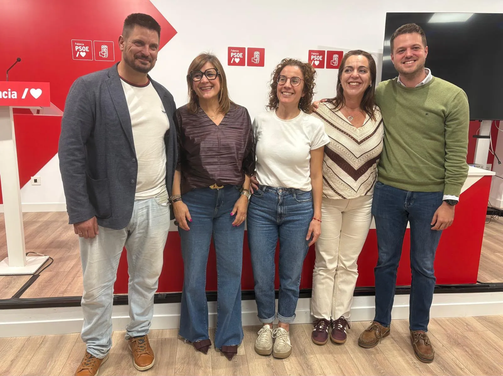 Luis Ángel Marín (3º Congreso), Rosa Aldea (1º Senado), Alicia García (2º Congreso), Belinda Mencía (3º Senado) y Álvaro Bilbao (1º Congreso). Fuente: PSOE Palencia. Luis Ángel Marín (3º Congreso), Rosa Aldea (1º Senado), Alicia García (2º Congreso), Belinda Mencía (3º Senado) y Álvaro Bilbao (1º Congreso). Fuente: PSOE Palencia.