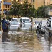 Un hombre atraviesa con un perro una zona inundada en Guardamar de la Safor, Valencia. Fuente: Rober Solsona / Europa Press.