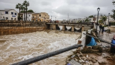 Caudal del río lleno de barro y vegetación que ha ido arrastrando el agua de las lluvias, a 19 de octubre de 2026, en Els Poblets, Comunidad Valenciana. Rober Solsona / Europa Press