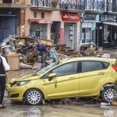Varias personas quitan el barro de las calles mientras se acumula el mobiliario que han tenido que sacar debido a las inundaciones por las fuertes lluvias. Rober Solsona / Europa Press Varias personas quitan el barro de las calles mientras se acumula el mobiliario que han tenido que sacar debido a las inundaciones por las fuertes lluvias. Rober Solsona / Europa Press
