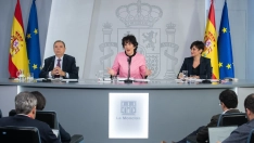 El ministro de Agricultura, Luis Planas, la ministra de Inclusión, Seguridad Social y Migraciones, Elma Saiz, y la ministra de Vivienda, Isabel Rodríguez, durante una rueda de prensa tras el Consejo de Ministros. Fernando Sánchez / Europa Press